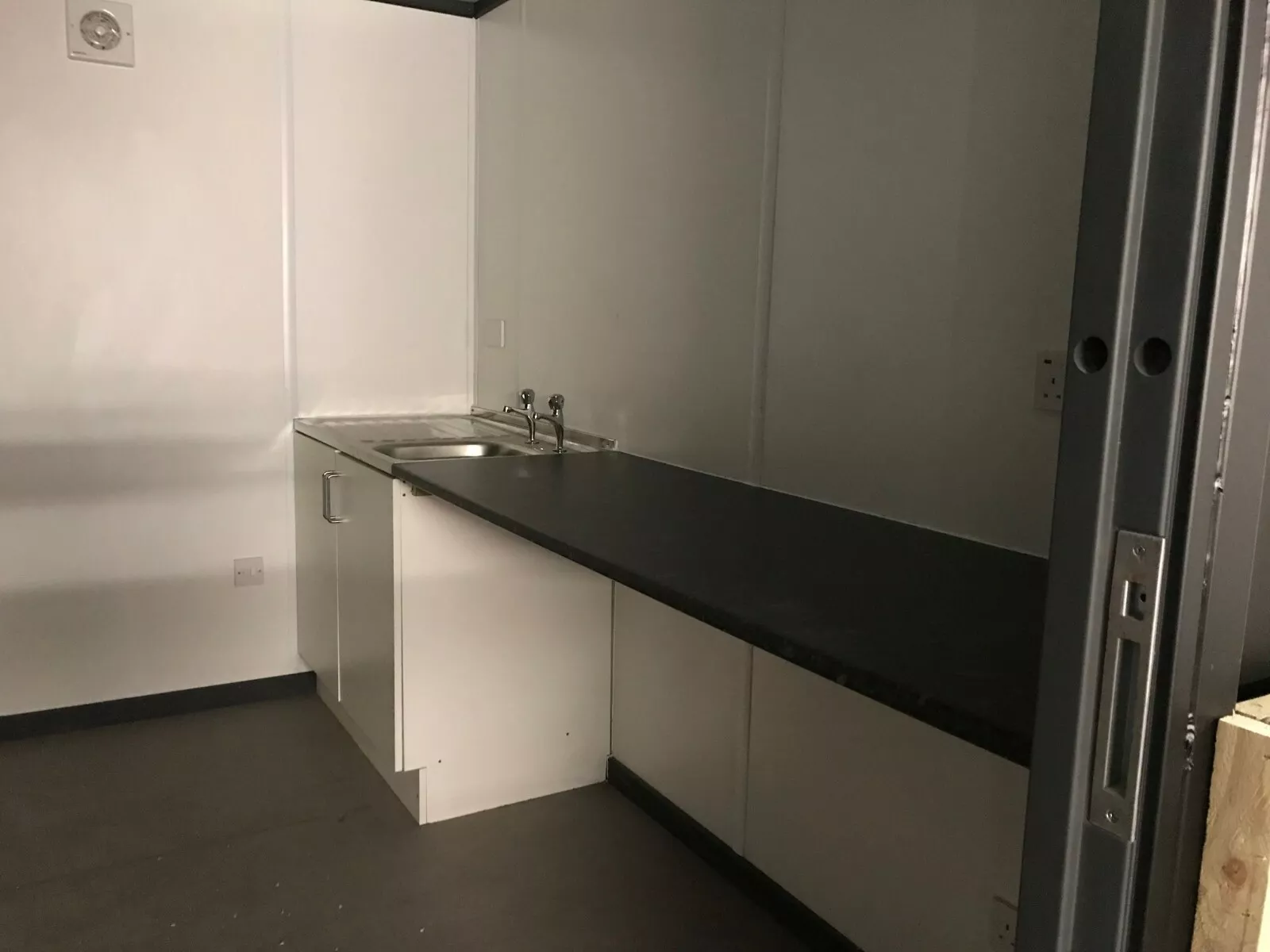 Contentor Bar 10×8 Pés – Solução Compacta para Negócios - Imagem de 4